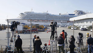 Žurnalistai prie kruizinio laivo &bdquo;Diamond Princess&ldquo;