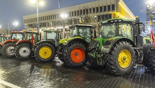 Ūkininkų protesto i&scaron;vakarėse Gedimino prospekte i&scaron;rikiuota žemės ūkio technika