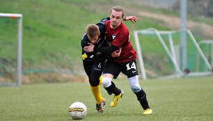  Įspūdingu žygiu LFF taurėje pernai nustebinę &bdquo;Mosti&scaron;kės&ldquo; (raudoni mar&scaron;kinėliai) sėkmingai kovoja Lietuvos V lygos čempionate.