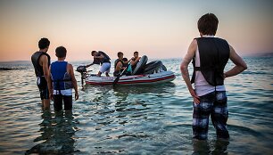 Migrantai ruo&scaron;iasi plaukti per i&scaron;orinę Europos sąjungos sieną