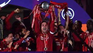 &bdquo;Liverpool&ldquo; pagaliau i&scaron;kėlė čempionų taurę