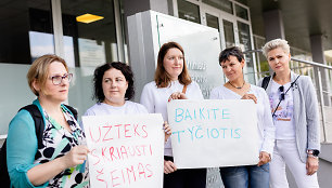 Prie Vilniaus rajono savivaldybės – piketas dėl mažinamų kompensacijų už privačius darželius.