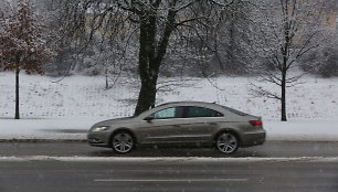 Eismą šalies keliuose sunkina plikledis ir šlapdriba