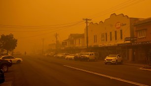 Australijoje šėlstantys gaisrai paplūdimiuose įkalino tūkstančius žmonių