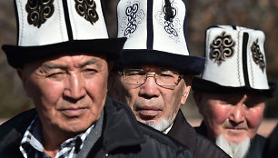 Kirgiziškos balto veltinio skrybėlės „ak kalpak“