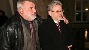 VU Istorijos fakulteto istorikų sugrįžtuvėse &bdquo;Historiada 2009&rdquo; atidarymo metu, VU Istorijos fakulteto M. Dauk&scaron;os kiemelyje, atidengta susimąsčiusio karžygio &ndash; &bdquo;Senolio&ldquo; skulptūra. Visų kartų apsolventai padovanojo fakultetui naują &bdquo;Simbolį&ldquo;  Prof. dr. Alfredo Bumblausko paveikslą.