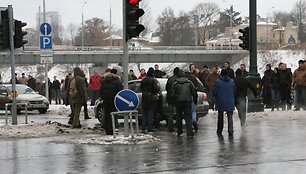 Jaunuoliai priartėja prie automobilio.
