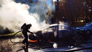 Vilniuje &Scaron;e&scaron;kinės rajone liepsnojo automobilis