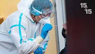 COVID-19 stabdymo būdai: ilgesnės moksleivių atostogos vs. privalomas testavimas