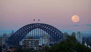 Braškinis mėnulis Sidnėjuje, Australijoje