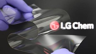 LG naujos technologijos ekranams skirta medžiaga - lanksti ir kieta kaip stiklas