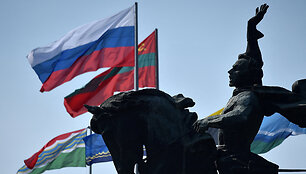 Rusijos ir Padniestrės Moldovos Respublikos vėliavos Tiraspolyje &scaron;alia Rusijos XVIII amžiaus karvedžio Aleksandro Suvorovo statulos