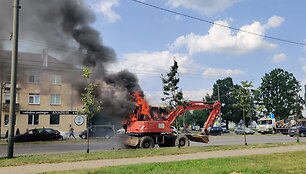 Kaune užsidegęs ekskavatorius