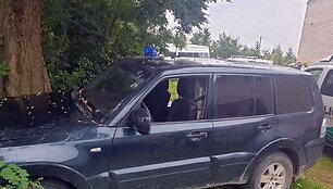 Cigarečių kontrabandininkų automobilis su VSAT atributika