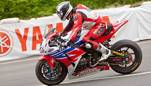 Michaelas Dunlopas &bdquo;Isle of Man TT&ldquo; lenktynėse. Phil Long nuotr. Wikipedija CC BY 2.0