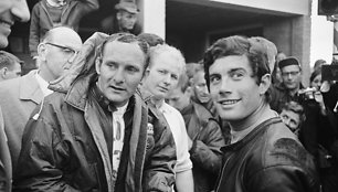 1967 m. TT Assen varžybų metu. Mike Hailwood (kairėje) ir Giacomo Agostini (dešinėje). Wikipedia. Anefo nuotr. CC0