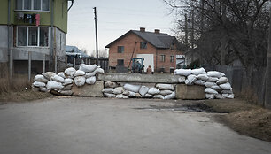 Ukrainos  miesto gatvėse įrengti įtvirtinimai i&scaron; smėlio mai&scaron;ų