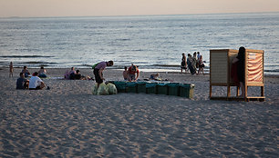 Palangos paplūdimyje Jūratė ir Audrius renka tarą,  2022 m. Rugpjūčio 05 d. 