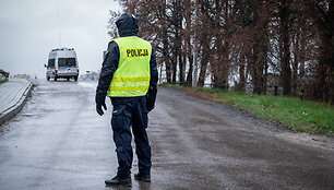 P&scaron;evoduvo kaime budi gausios policijos pajėgos. Lenkija, 2022 m. Lapkričio 16 d.