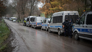 Policijos pareigūnai Pševoduvo kaimo teritorijoje. Lenkija, 2022 m. Lapkričio 17 d. 