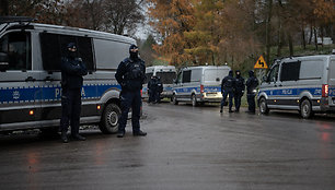 Policijos pareigūnai Pševoduvo kaimo teritorijoje. Lenkija, 2022 m. Lapkričio 17 d. 