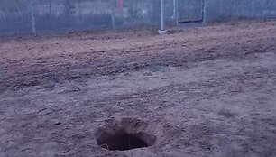 18 migrantų į Lietuvą ropojo i&scaron; Baltarusijos i&scaron;kastu urvu