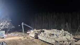 Žurnalistai buvo įleisti į nelaimės vietą ir pamatė i&scaron; pelkės i&scaron;trauktą &scaron;arvuotį