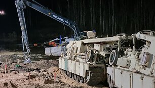 Žurnalistai buvo įleisti į nelaimės vietą ir pamatė i&scaron; pelkės i&scaron;trauktą &scaron;arvuotį
