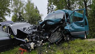 Skapi&scaron;kyje susidūrus automobiliui ir mikroautobusui žuvo žmogus