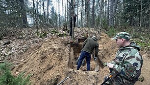 Netoli Karpi&scaron;kių kaimo archeologai aptiko vokiečių kareivio palaikus ir jautrų radinį