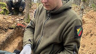 Netoli Karpi&scaron;kių kaimo archeologai aptiko vokiečių kareivio palaikus ir jautrų radinį