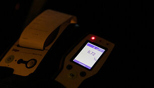 Lietuvos kelių policijos tarnybos pareigūnai tikrino elektrinių paspirtukų vairuotojų blaivumą