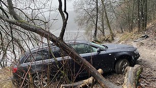 Neries pėsčiųjų take ties Žvėrynu įstrigo automobilis