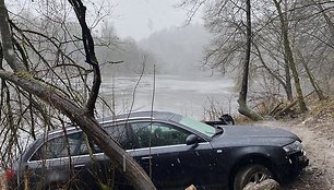 Neries pėsčiųjų take ties Žvėrynu įstrigo automobilis