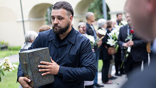 Poetas Aidas Marčėnas i&scaron;lydimas į paskutiniąją kelionę