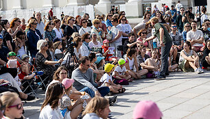 Gatvės menų festivalis SPOT: &bdquo;Hugs & Handshakes&ldquo; pasirodymas