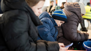 Ukrainos karo pabėgėliai Varšuvos autobusų ir traukinių stotyse