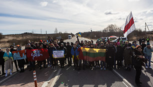 Policija protestuotojus įkalbėjo neblokuoti kelio ties Baltarusijos siena.