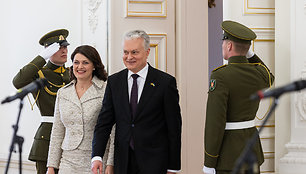 Prezidentas ordino „Už nuopelnus Lietuvai“ medaliu už nuopelnus motinystei apdovanoja mamas