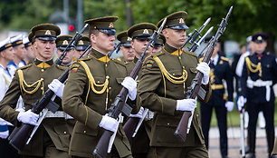 Valstybės vėliavos pakėlimo ceremonija Nepriklausomybės aikštėje Gedulo ir vilties bei Okupacijos ir genocido dienų proga