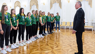 Lietuvos jaunių merginų krep&scaron;inio rinktinė susitiko su prezidentu