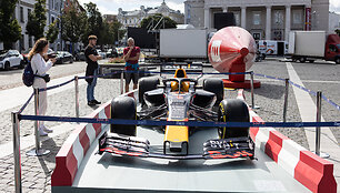&bdquo;Red Bull&ldquo; Formulės bolidas Rotu&scaron;ės aik&scaron;tėje