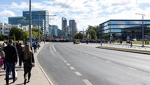 Minios žmonių susirinko į „Red Bull Showrun“ Vilniuje