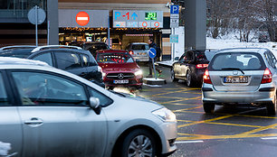 Automobilių spūstys prie prekybos centrų