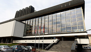 Nuo teatro kolonų nuimta ir&nbsp;pavogta&nbsp;43 žalvarinės apdailos detalės.