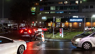 Automobilių eilės prie „McDonald’s“ restoranų