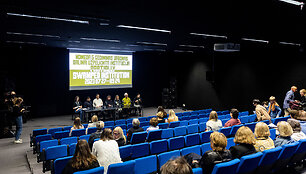 Parodų - &bdquo;6 arai priežiūros. Kolektyviniai sodai&ldquo; ir &bdquo;Dalinai užpelkinta institucija&ldquo; spaudos konferencija