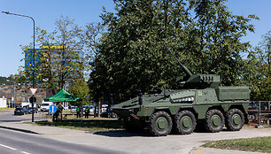 Policijos pareigūnai ir Lietuvos kariuomenės kariai Litexpo prieigose