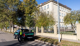 VST pareigūnai prie Vilniaus &Scaron;olomo Aleichemo ORT gimnazijos