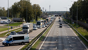 Kelyje Vilnius–Kaunas vilkikas rėžėsi į ženklus, žuvo kelininkas